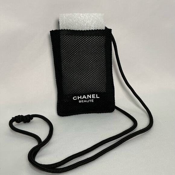 Chanel Beauté Black passport/phone holder Crossbody Pouch/bag - Picture 2 of 10